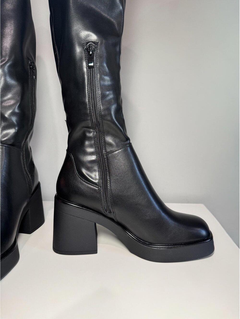 Black boots - Picture 3 of 5